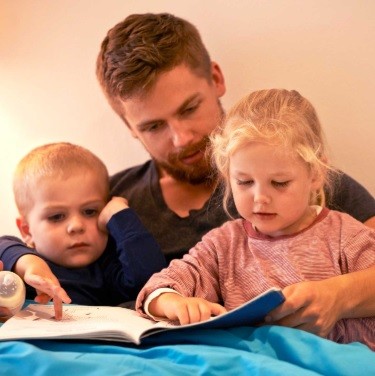 DAD READING TO CHILDREN DAD READING TO CHILDREN